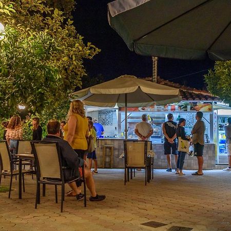 Des Roses Hotel Platanias  Buitenkant foto