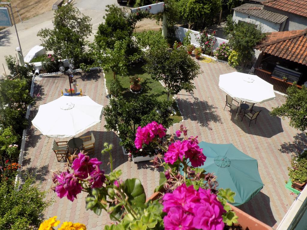 Des Roses Hotel Platanias  Buitenkant foto